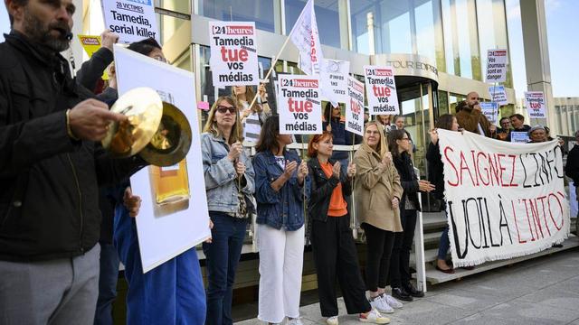 Quelque 70 collaborateurs de Tamedia ont protesté à Lausanne contre la restructuration en Romandie. [Keystone]