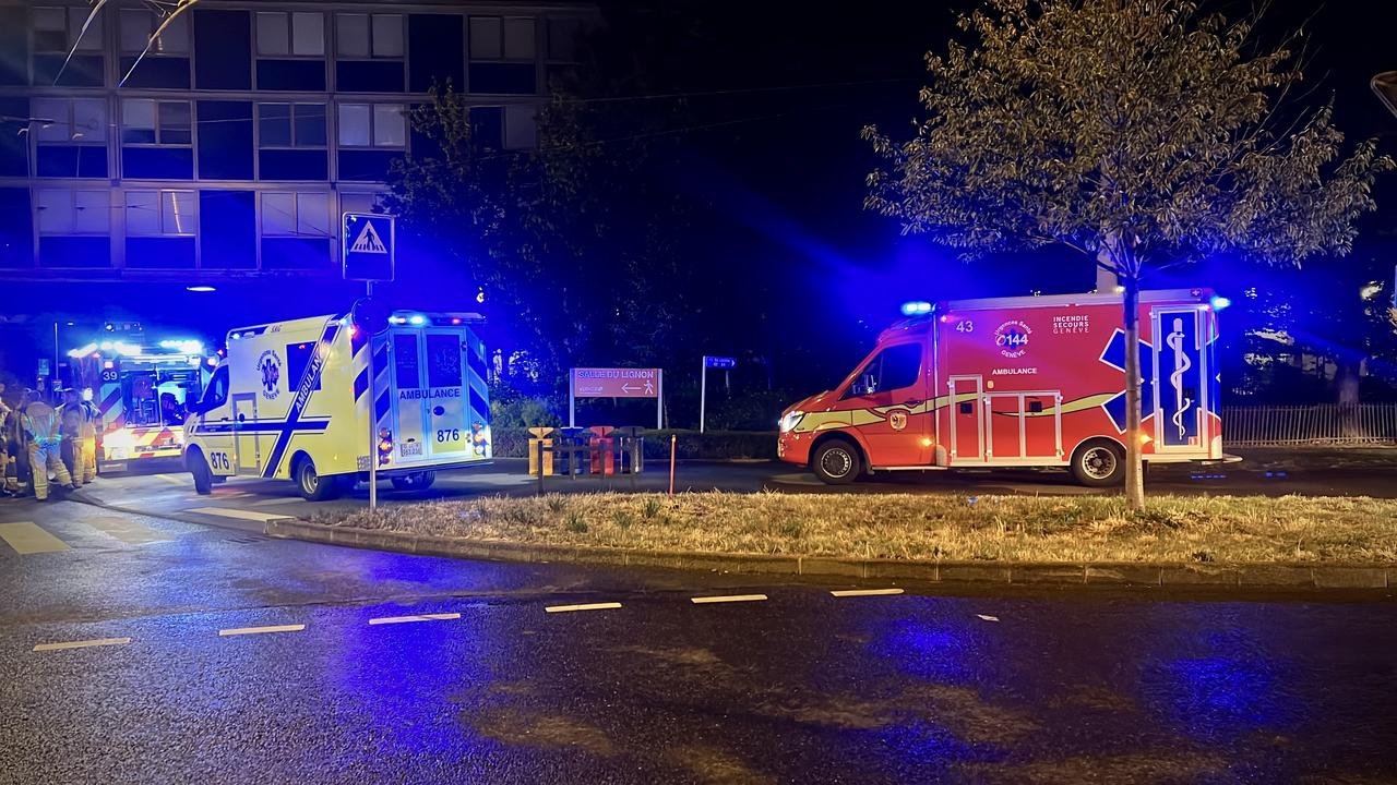 L'incendie, qui s'est déclaré peu après minuit au Lignon, a provoqué beaucoup de fumée dans la cage d'escalier de l'immeuble. [INCENDIE SECOURS GENEVE SIS]