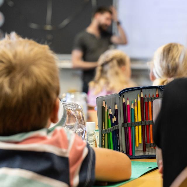 Une image prise dans une classe de l'école primaire de Lauperswil dans l'Emmental (BE) lors de la rentrée scolaire 2022. [Keystone - Peter Schneider]