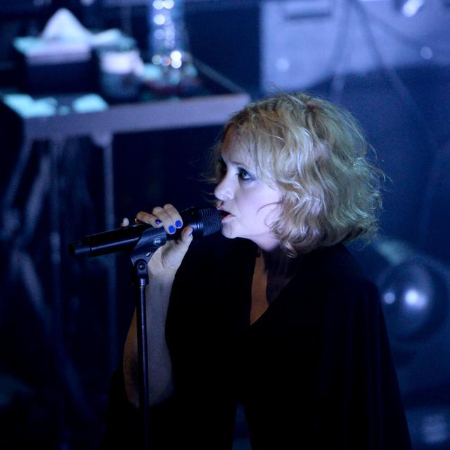 La chanteuse Alison Godfrapp durant l'un de ses concerts en Suisse en 2014. [Keystone - Urs Flueeler]