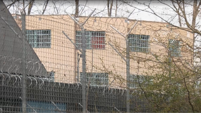 Détenus et associations dénoncent des conditions de détention indignes et insalubres au centre de détention de Favra, à Puplinges (GE).
