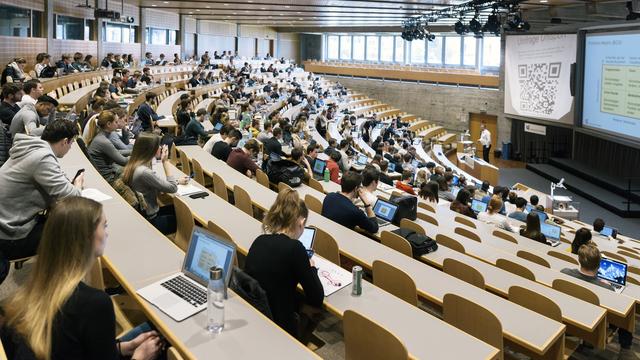 Des étudiants à l'université de Saint-Gall. [Keystone - Christian Beutler]