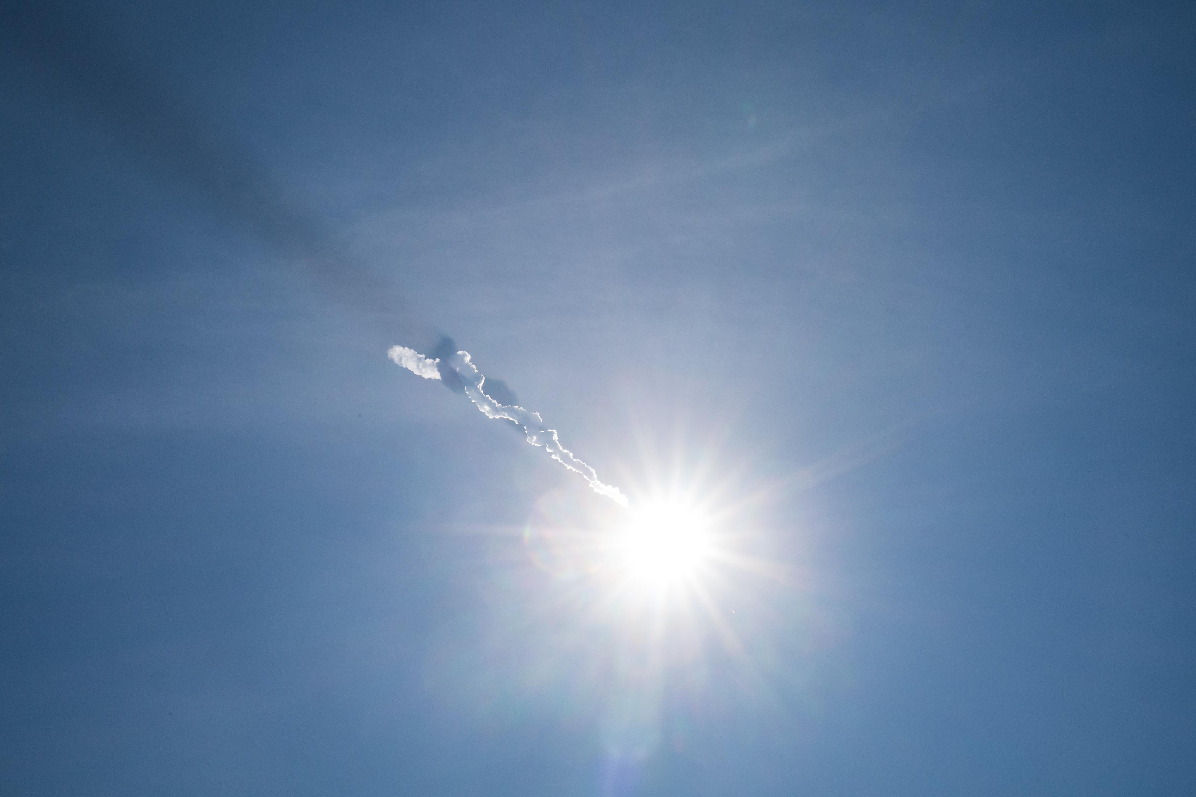 La trace de condensation – et son ombre – laissée par les boosters du Falcon 9 de SpaceX emportant le satellite Euclid de l'ESA dans l'espace. Cape Canaveral, Floride, le 1er juillet 2023. [RTS - Stéphanie Jaquet]
