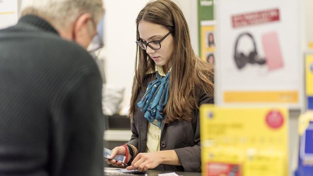 La Poste et le canton du Jura ont conclu l'an dernier un partenariat visant à accompagner les citoyens jurassiens dans l'utilisation des prestations numériques de l'Etat jurassien. [Keystone - Christian Beutler]