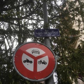 Panneau de la rue Isabelle Eberhardt à Genève. [RTS - ©Christophe Canut]