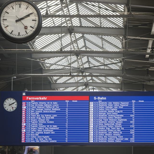 Die neue LED-Anzeigetafel, welche den alten Generalanzeiger mit mechanischen Fallblattanzeige ersetzt, im Hauptbahnhof in Zuerich, am Dienstag, 20. Oktober 2015. Die SBB hat die neue LED-Anzeigetafel wurde in der Nacht vom 19./20. Oktober 2015 im Zuercher Hauptbahnhof installiert. (KEYSTONE/Dominic Steinmann) [Keystome - Dominic Steinmann]