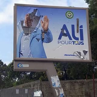 Une affiche déchirée sur Ali Bongo. [AP photo / Keystone - Yves Laurent]