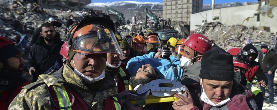 Une femme sortie des gravats d'un immeuble effondré lundi à Kahramanmaras, en Turquie. [Keystone - IHA via AP]