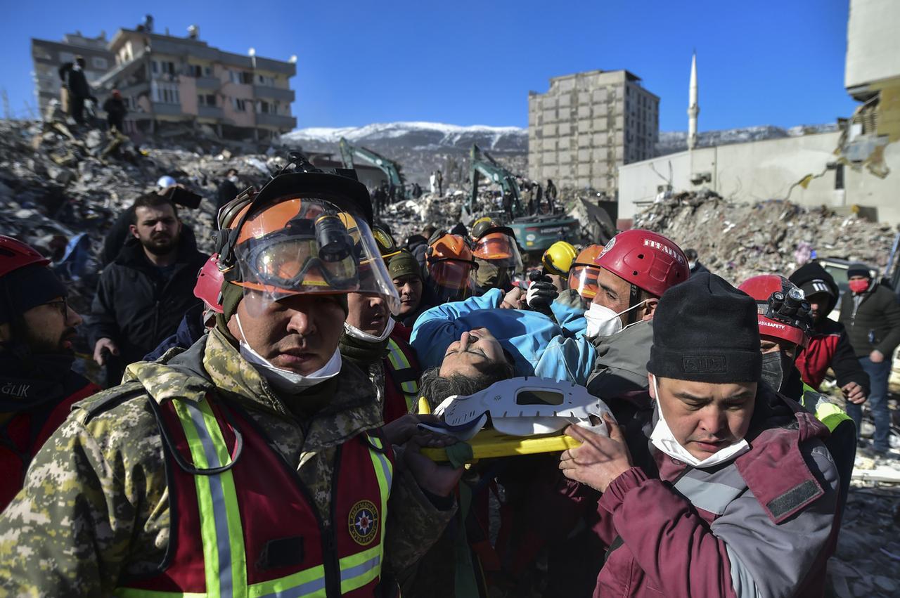 Une femme sortie des gravats d'un immeuble effondré lundi à Kahramanmaras, en Turquie. [Keystone - IHA via AP]