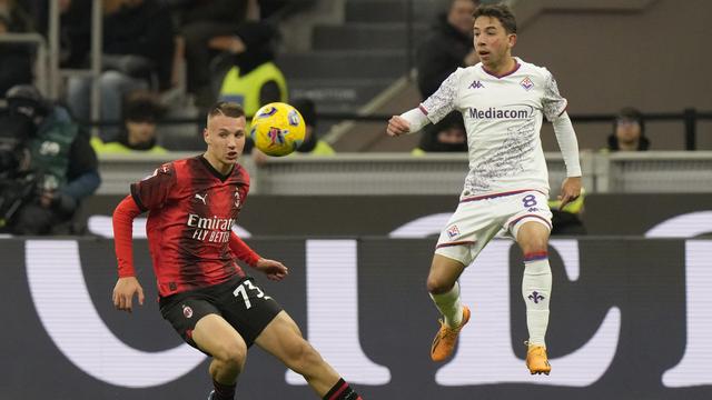 Francesco Camarda (73) à la lutte pour le ballon avec le Marseillais de la Fiorentina Maxime Lopez. [Luca Bruno]