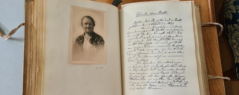 Photographie de Cécile de Rodt dans un ouvrage conservé à la Burgerbibliothek de Berne. [Burgerbibliothek de Berne - Laurent Huguenin-Elie]