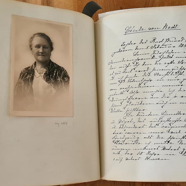 Photographie de Cécile de Rodt dans un ouvrage conservé à la Burgerbibliothek de Berne. [Burgerbibliothek de Berne - Laurent Huguenin-Elie]