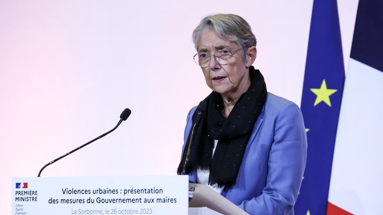 La Première ministre française Elisabeth Borne présente les mesures de sécurité en réponse aux émeutes urbaines de juin le 26 octobre 2023. [Keystone - EPA/THOMAS SAMSON]