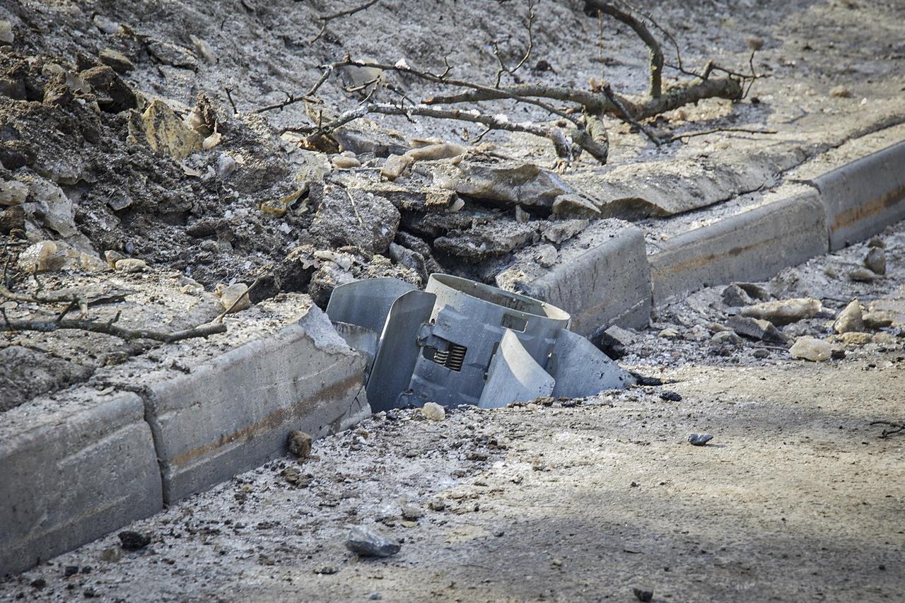 Un missile dans une rue de Kharkiv le 24 février 2022, au premier jour de l'invasion russe de l'Ukraine. [Keystone/EPA - Sergey Kozlov]