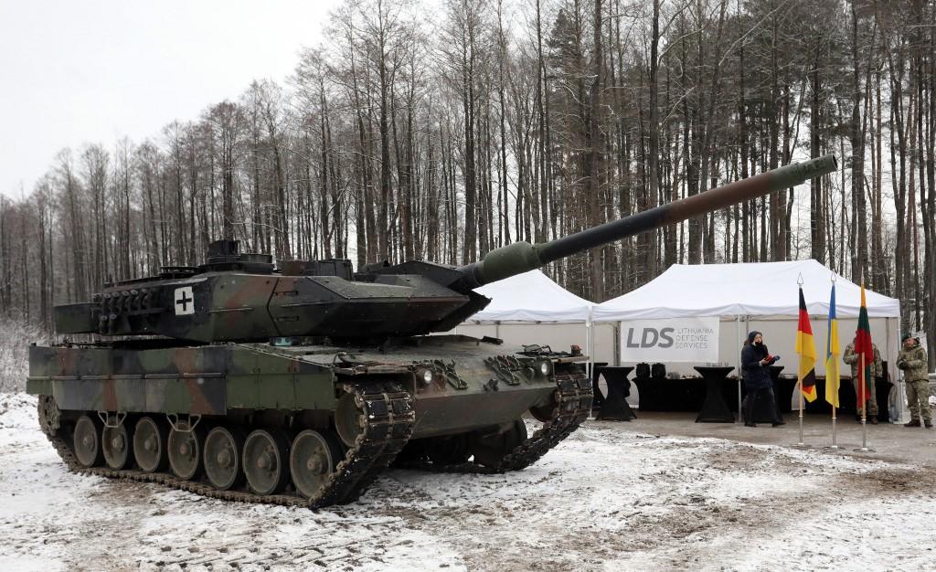 Deux chars allemands Leopard 2, endommagés sur le champ de bataille en Ukraine, ont effectué des essais devant la presse en Lituanie. [AFP - Petras Malukas]