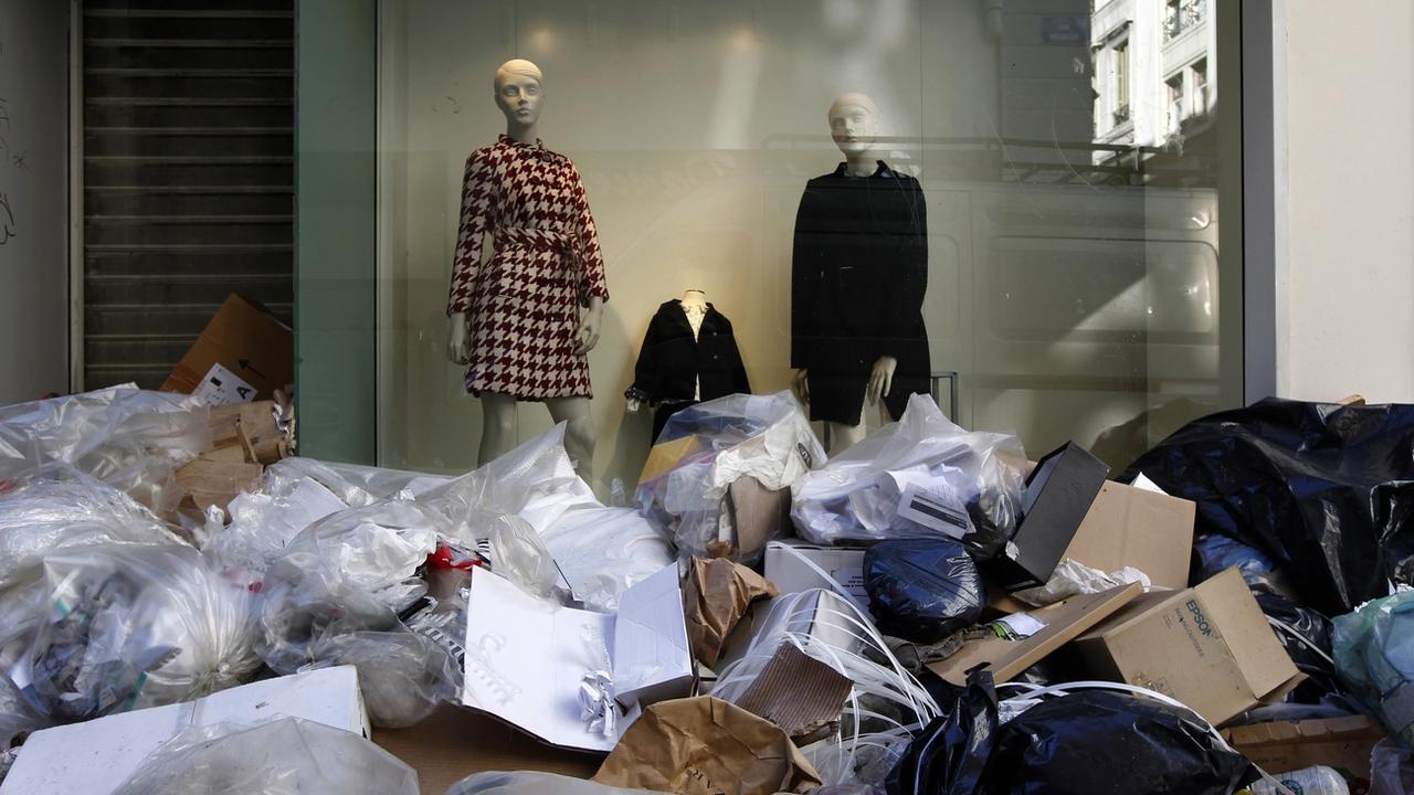 Les consommateurs suisses jettent plus de 100'000 tonnes de vêtements chaque année, dont la moitié seulement est donnée, revendue ou recyclée. L'autre moitié est incinérée. [Keystone - Laurent Cipriani]