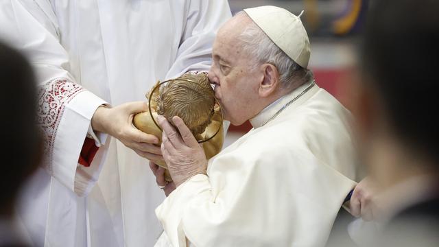 Le pape François salue la mémoire de Benoît XV pendant sa messe. [EPA - Fabio Frustaci]