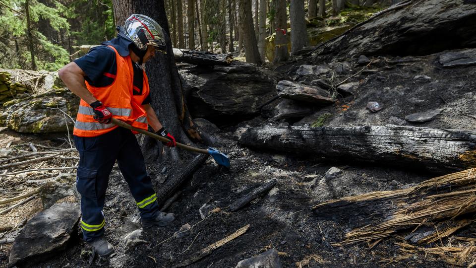 Même si le feu semble éteint à Bitsch, les pompiers toujours à la recherche des derniers foyers souterrains [Keystone - Jean-Christophe Bott]