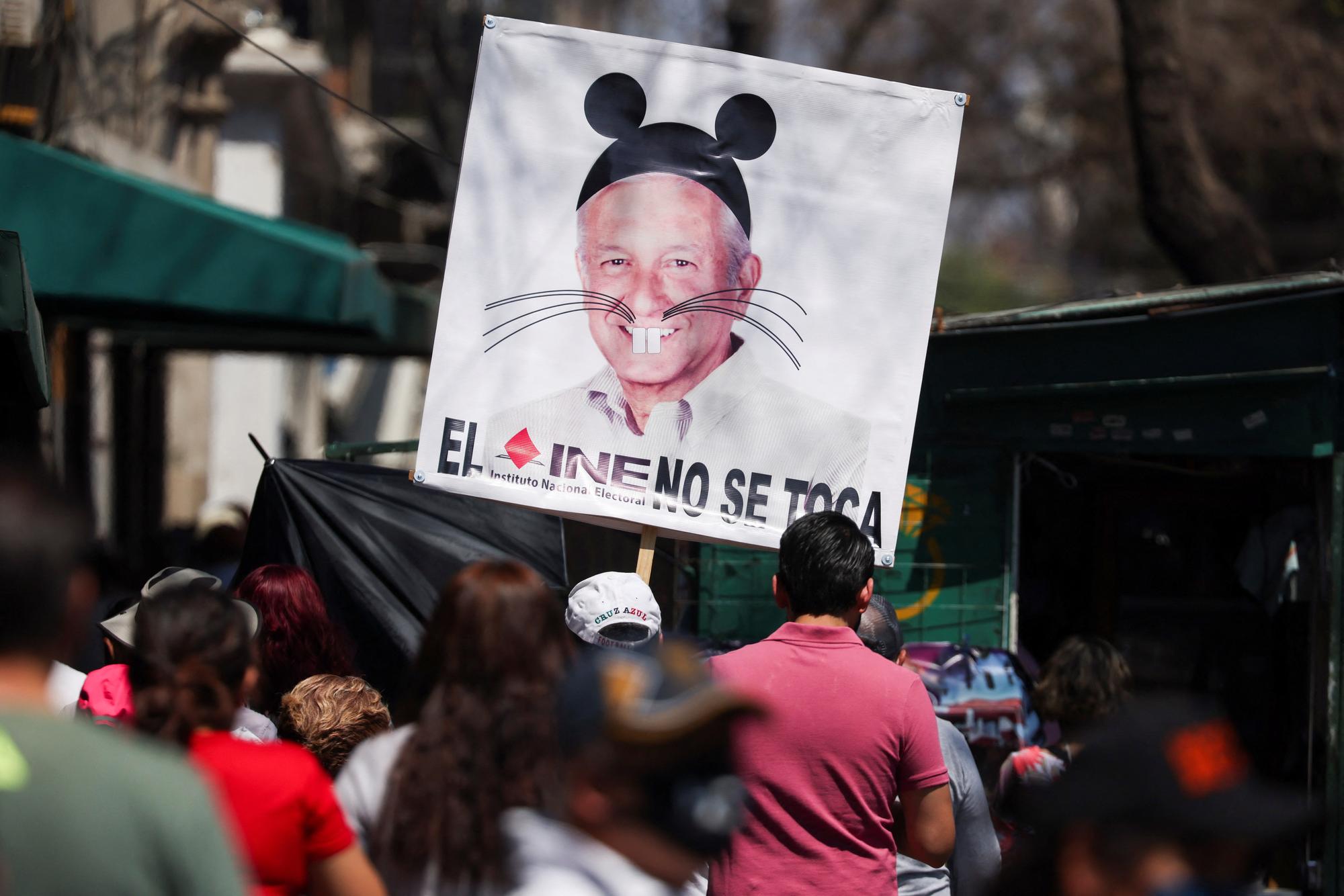 Derrière la défense de l'INE, c'est le président Andrés Manuel López Obrador qui est dans le viseur des protestataires. [Gustavo Graf - REUTERS]
