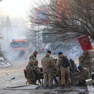 Des soldats turques près de bâtiments effondrés en Turquie. [Keystone - EPA/TOLGA BOZOGLU]