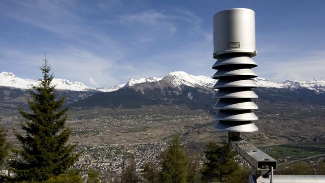 Un instrument de mesure de la qualité de l'air aux Agettes, en Valais. [Keystone - Jean-Christophe Bott]