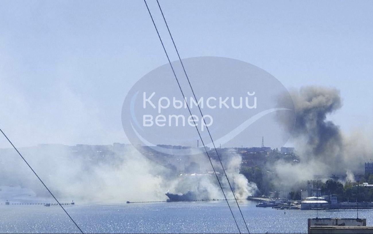 Une image tirée d'une vidéo montre de la fumée s'élevant du quartier général de la flotte russe de la mer Noire à Sébastopol, en Crimée, le vendredi 22 septembre 2023, après le tir d'un missile ukrainien. [Keystone - Crimean Telegram channel via AP]