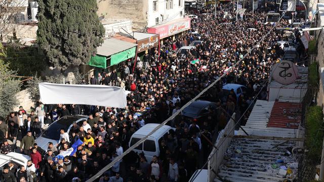La foule rassemblée dans les rues du camp de Jénine pour la procession funèbre de victimes de tirs de l'armée israélienne, le 26  janvier 2023. [EPA/Keystone - Alaa Badarneh]