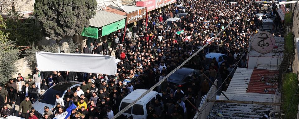 La foule rassemblée dans les rues du camp de Jénine pour la procession funèbre de victimes de tirs de l'armée israélienne, le 26  janvier 2023. [EPA/Keystone - Alaa Badarneh]