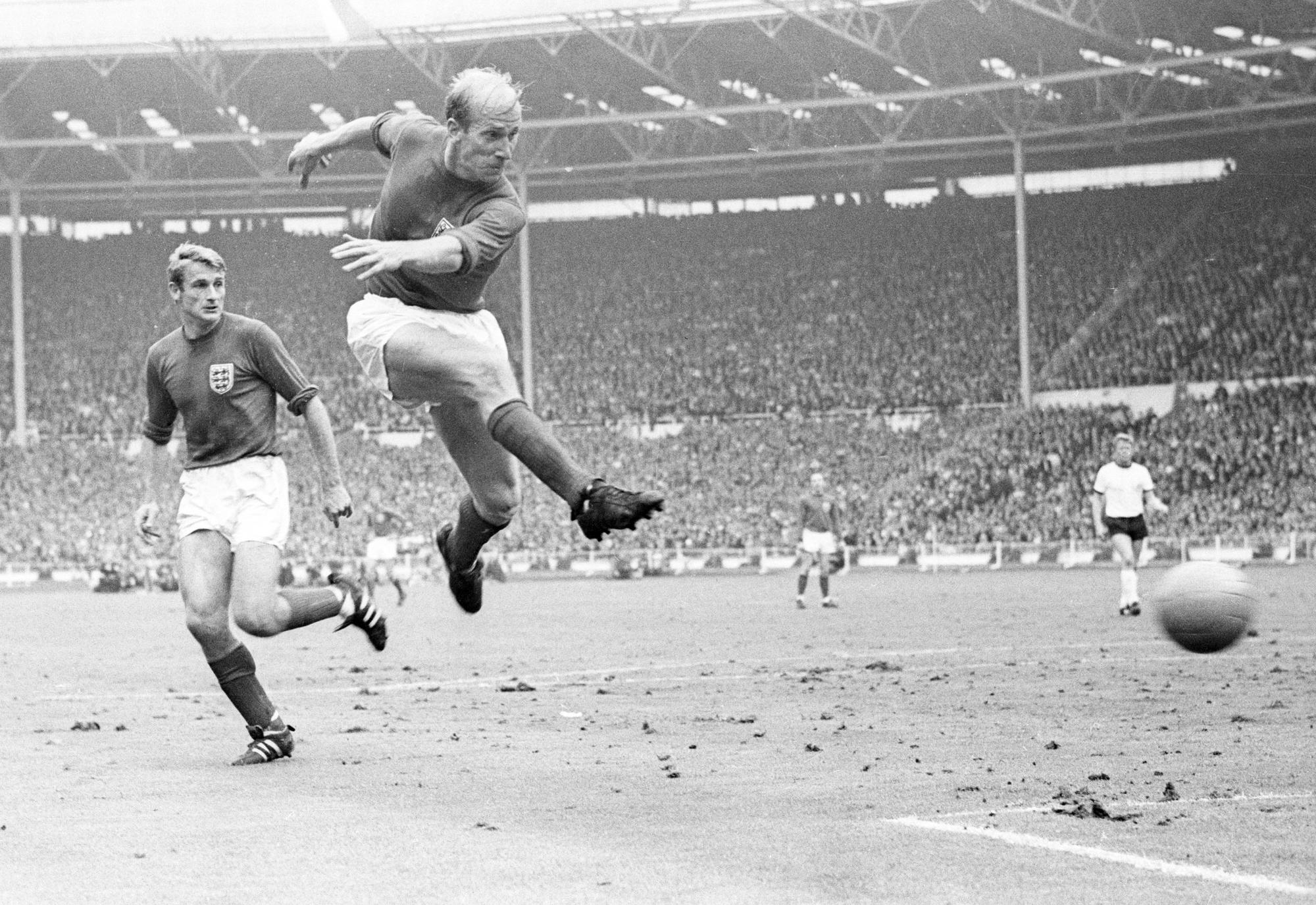 Bobby Charlton était connu pour ses frappes redoutables. [Imago - Ferdi Hartung]