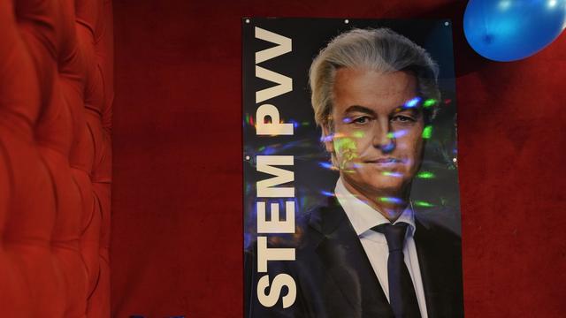 L'affiche de Geert Wilders, leader du Parti pour la liberté, connu sous le nom de PVV, est placée dans un bar installé comme quartier général pour les élections générales à La Haye, aux Pays-Bas, le 22 novembre 2023. [Keystone - AP Photo/Peter Dejong]