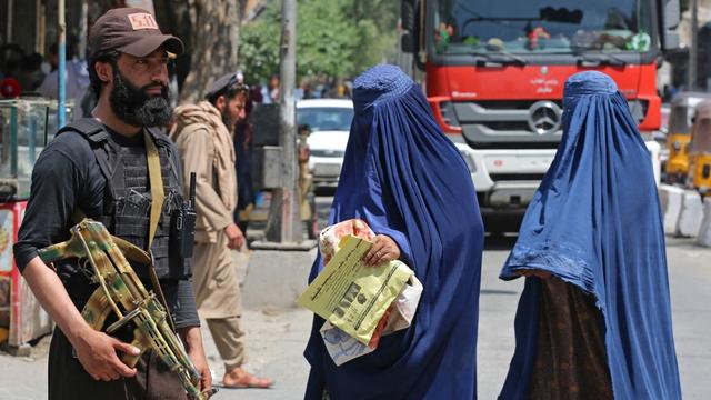 Des femmes se promènent à Jalalabad, en Afghanistan. [AFP - Shafiullah Kakar]