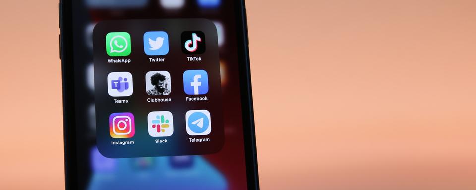 Des applications de réseaux sociaux sur un téléphone. [Keystone - DPA/Christoph Dernbach]