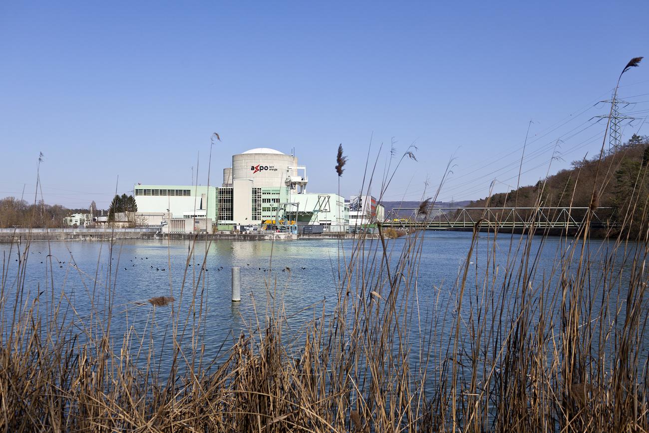 Le site de production d'électricité de Beznau, au bord de l'Aar en Argovie, comprend deux réacteurs nucléaires. [Keystone - Gaetan Bally]