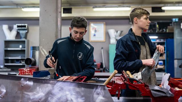 Apprentis au travail. [Hans Lucas via AFP - Abdesslam Mirdass]