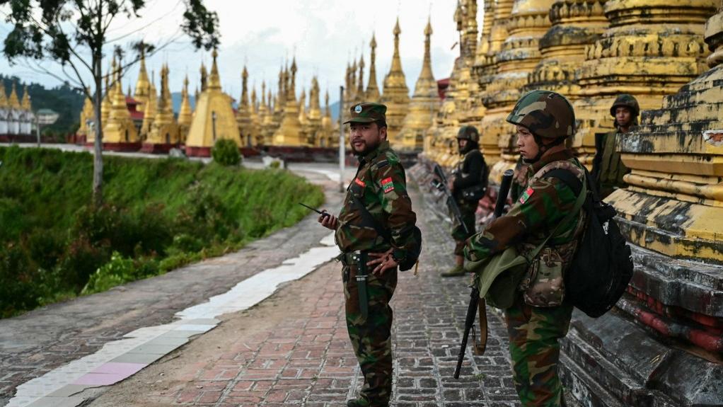 Cette photo prise le 13 décembre 2023 montre des combattants du groupe Ta'ang faisant la garde devant un temple de la municipalité de Namhsan, en Birmanie. [AFP - STR]