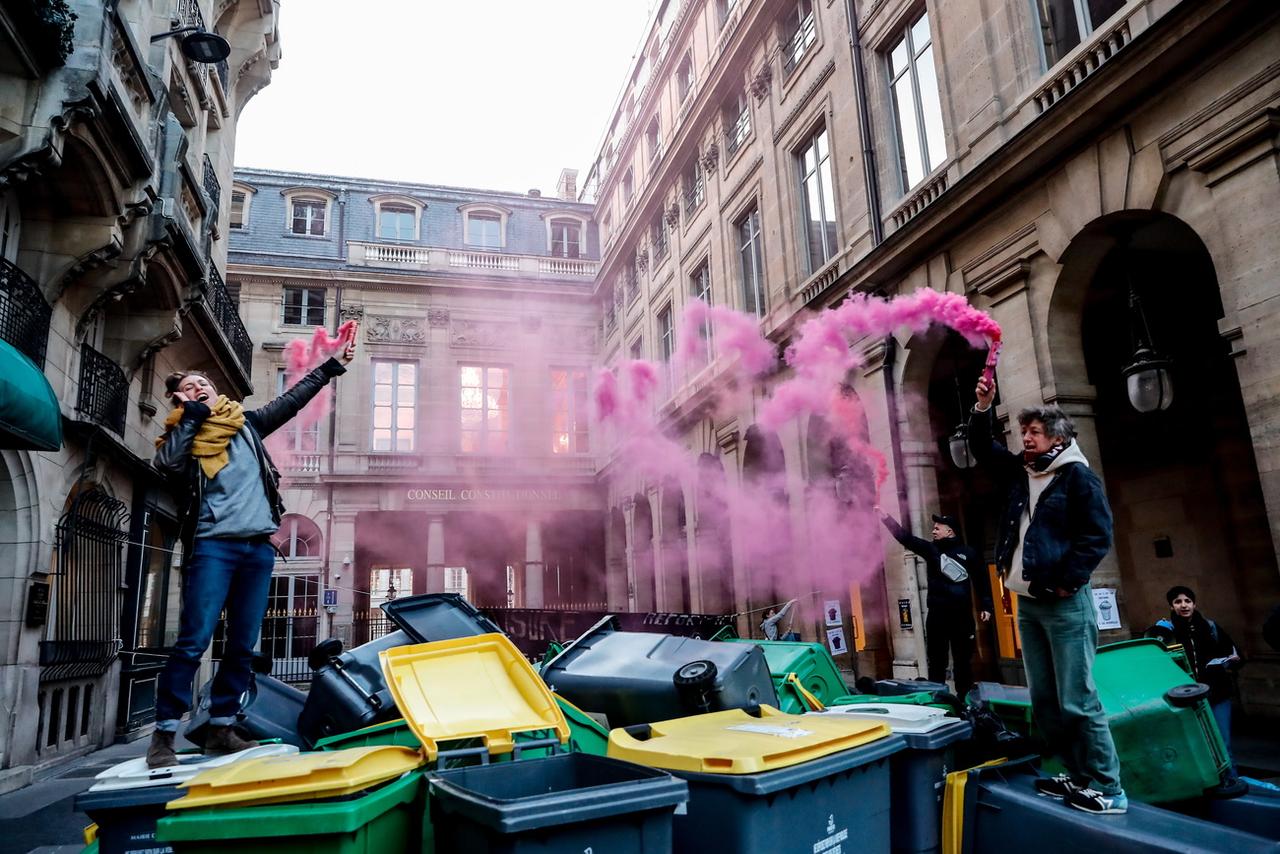 Des manifestants devant le Conseil constitutionnel à Paris, le 13 avril 2023. [KEYSTONE - TERESA SUAREZ]