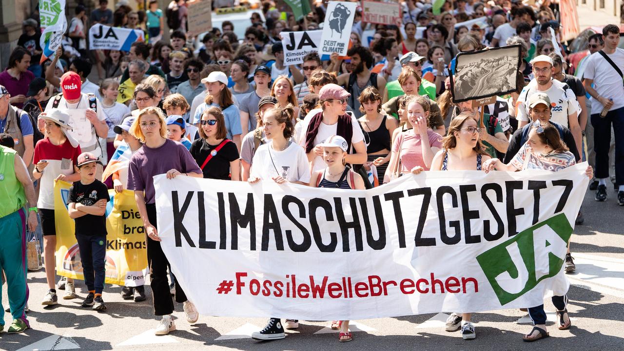 Des centaines de personnes manifestent à Berne pour la loi sur le climat. [Grève du Climat]