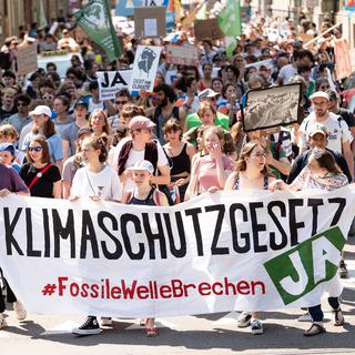 Des centaines de personnes manifestent à Berne pour la loi sur le climat. [Grève du Climat]