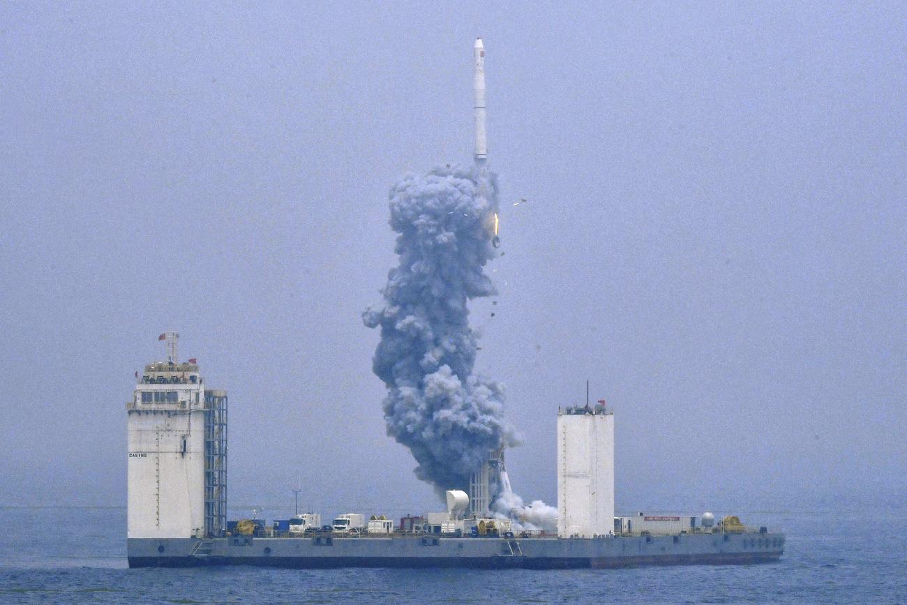 La Chine lance pour la première fois une fusée à partir d'une plate-forme mobile dans la mer Jaune, envoyant dans l'espace cinq satellites commerciaux et deux autres contenant une technologie expérimentale. Province de Shandong, le 5 juin 2019. [Keystone via AP - Zhu Zheng/Xinhua]