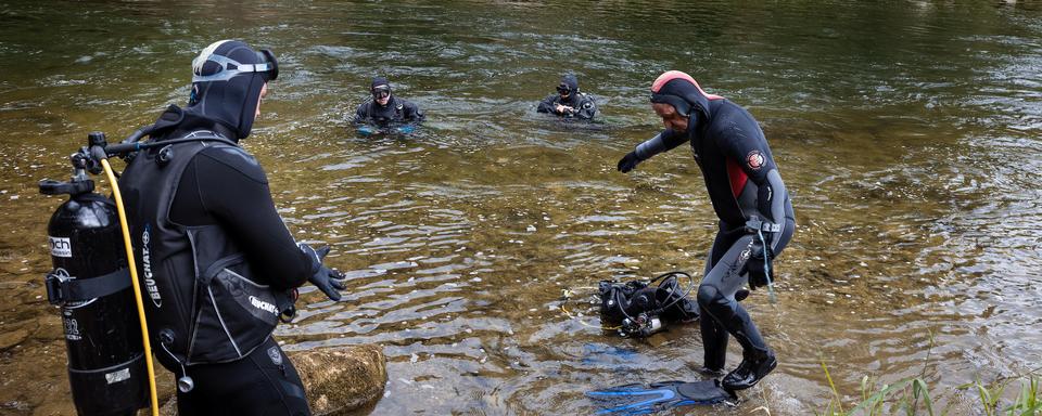 Des spécialistes se jettent à lʹeau du Doubs, pour y rechercher une espèce menacée, lʹapron. [©Guillaume Perret]