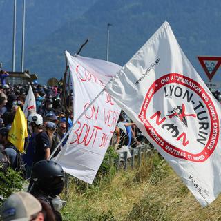 Des activistes s'opposent à la ligne de TGV Lyon-Turin. [Reuters - Denis Balibouse]