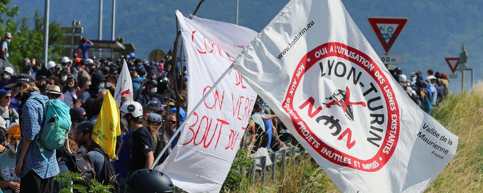 Des activistes s'opposent à la ligne de TGV Lyon-Turin. [Reuters - Denis Balibouse]