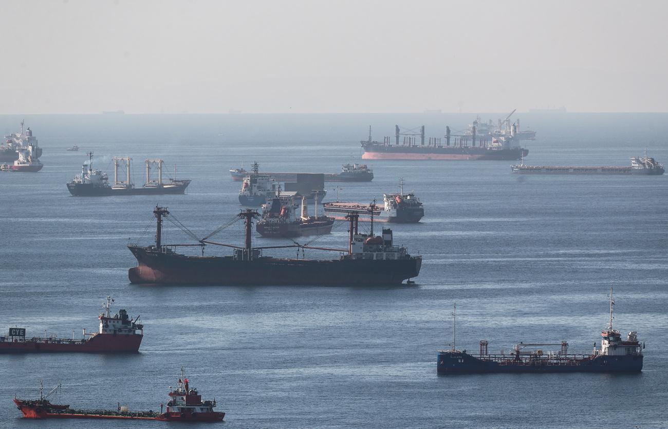 Des bateaux cargos transportant des céréales ukrainiennes, en attente d'inspection dans la mer de Marmara, le 22 juillet 2022. [EPA/Keystone - Erdem Sahin]