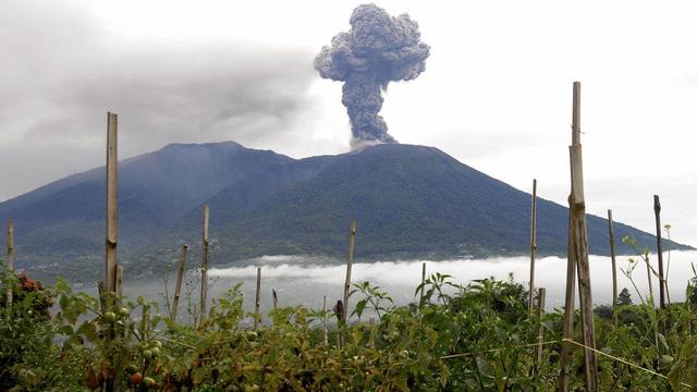 L'éruption du mont Marapi, sur l'île de Sumatra, a commencé dimanche après-midi. [Keystone]