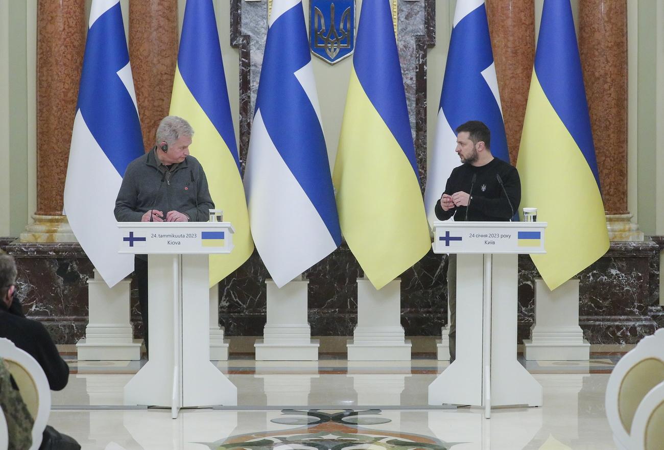 Le président ukrainien Volodymyr Zelensky et le président finlandais  Sauli Niinistö lors d'une conférence de presse après leur rencontre à Kiev, en Ukraine, le 24 janvier 2022. [KEYSTONE - Sergey Dolzhenko / EPA]