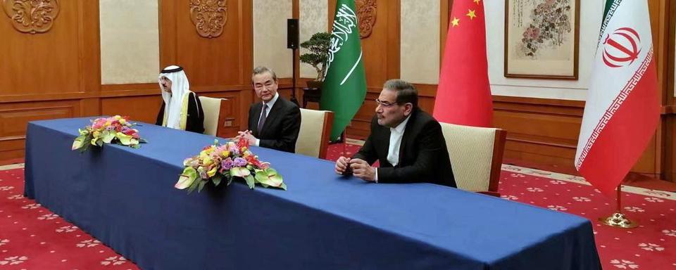 Le secrétaire iranien du Conseil suprême de sécurité nationale Ali Shamkhani, le directeur du bureau chinois de la Commission centrale des affaires étrangères Wang Yi et le conseiller saoudien à la sécurité nationale Musaid Al Aiban lors d'une réunion à Pékin. [EPA/NOURNEWS AGENCY/ Keystone - Nournews agency]