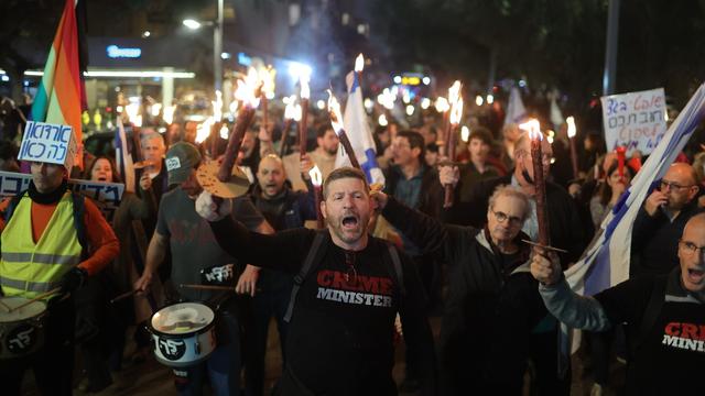 Des milliers de manifestants ont défilé à Tel Aviv contre le nouveau gouvernement de Benjamin Netanyahu. [Keystone - Abir Sultan]