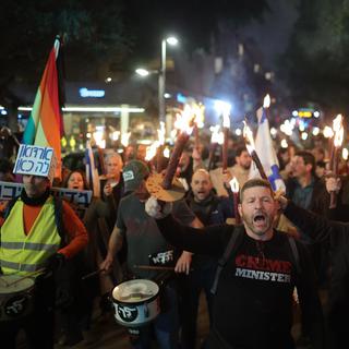 Des milliers de manifestants ont défilé à Tel Aviv contre le nouveau gouvernement de Benjamin Netanyahu. [Keystone - Abir Sultan]