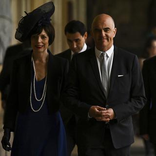 Alain Berset et Muriel Zeender, sa femme, arrivent à l'abbaye de Westminster. [Keystone - Ben Stansall]