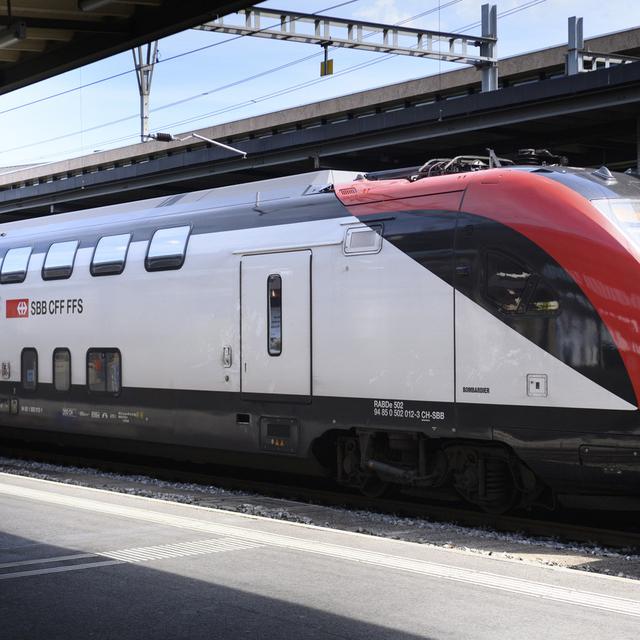 Dès le 14 août 2023, des changements d'horaires CFF concernent notamment le trafic grandes lignes sur l'axe Genève-Aéroport - Berne. [Keystone - Laurent Gillieron]